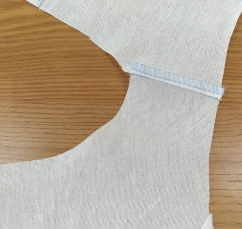 Выкройка блузы с имитацией чокера фото