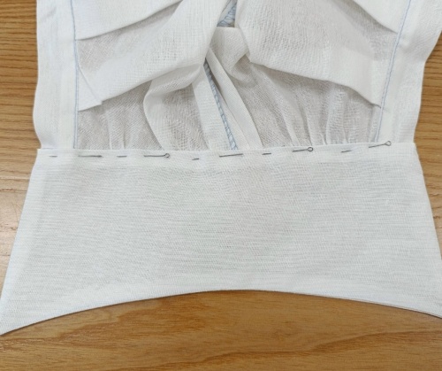 Выкройка блузы с имитацией чокера фото