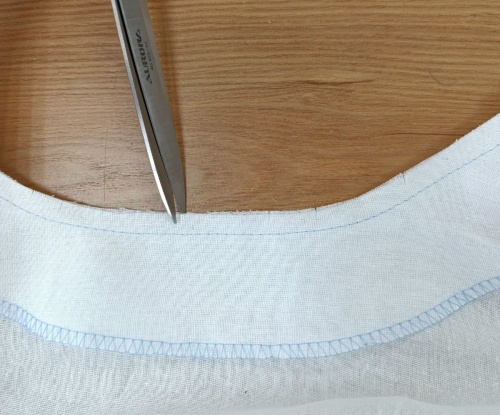 Выкройка блузы с имитацией чокера фото