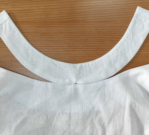 Выкройка блузы с имитацией чокера фото