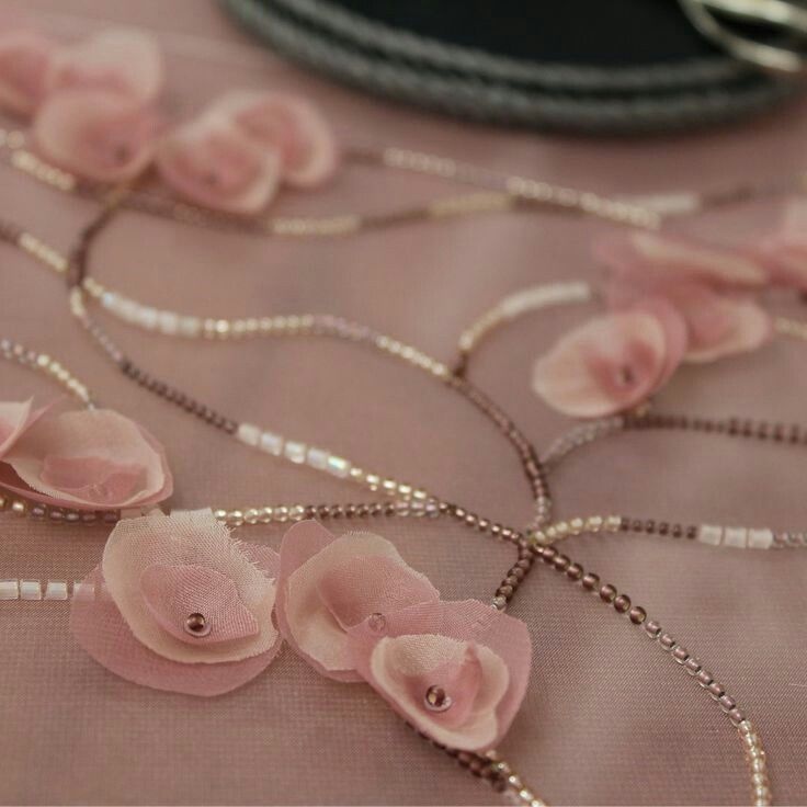 Декор: вышивка, перья или пайетки? фото