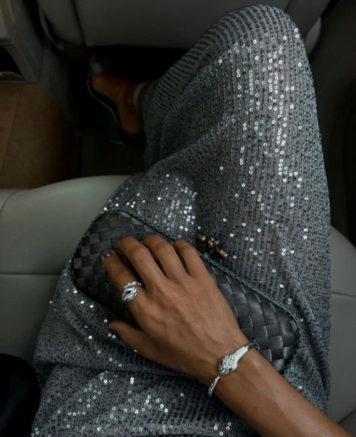 Декор: вышивка, перья или пайетки? фото