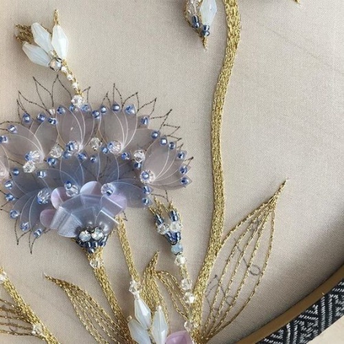 Декор: вышивка, перья или пайетки? фото