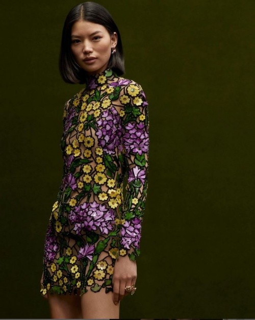 Декор: вышивка, перья или пайетки? фото