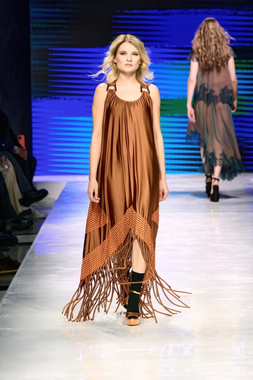 Декор: вышивка, перья или пайетки? фото