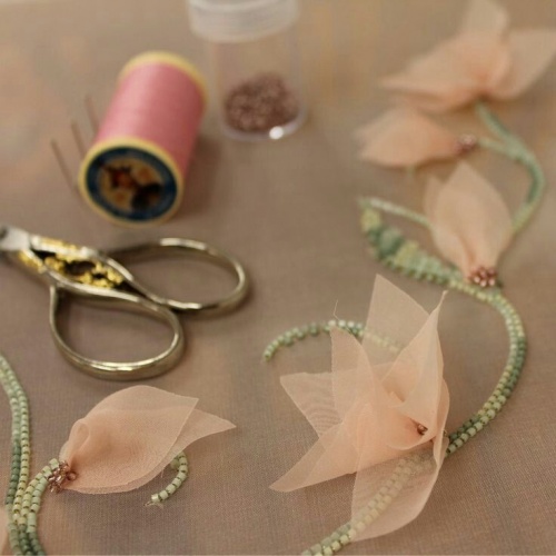 Декор: вышивка, перья или пайетки? фото