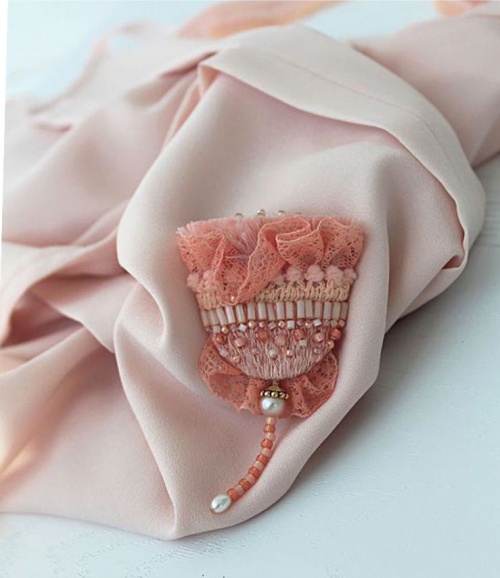 Декор: вышивка, перья или пайетки? фото