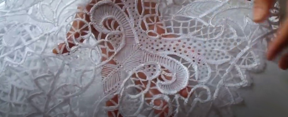 Русский ажур: гильоширование или выжигание на ткани фото
