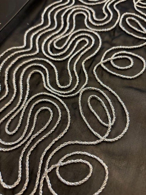 Объемная вышивка шнуром: стильный акцент для пояса — бесплатный мастер-класс фото