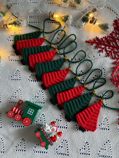Вязаные ёлочные игрушки: тёплое украшение для зимнего дома фото