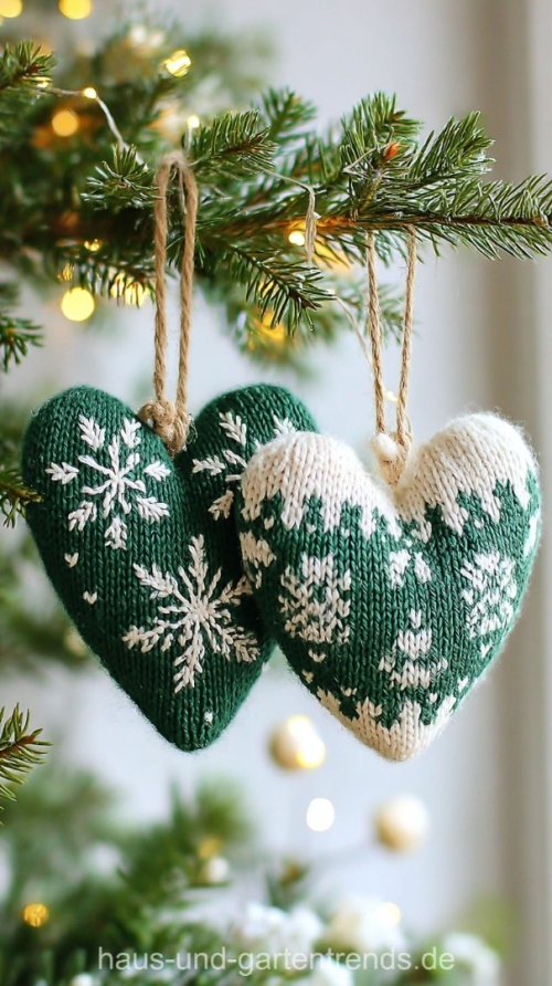 Вязаные ёлочные игрушки: тёплое украшение для зимнего дома фото
