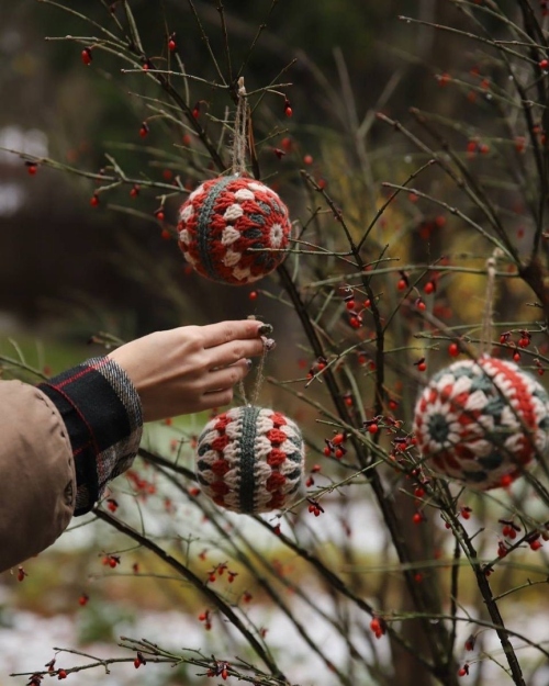 Вязаные ёлочные игрушки: тёплое украшение для зимнего дома фото