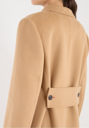 Эволюция поясного хлястика: от функции к акценту