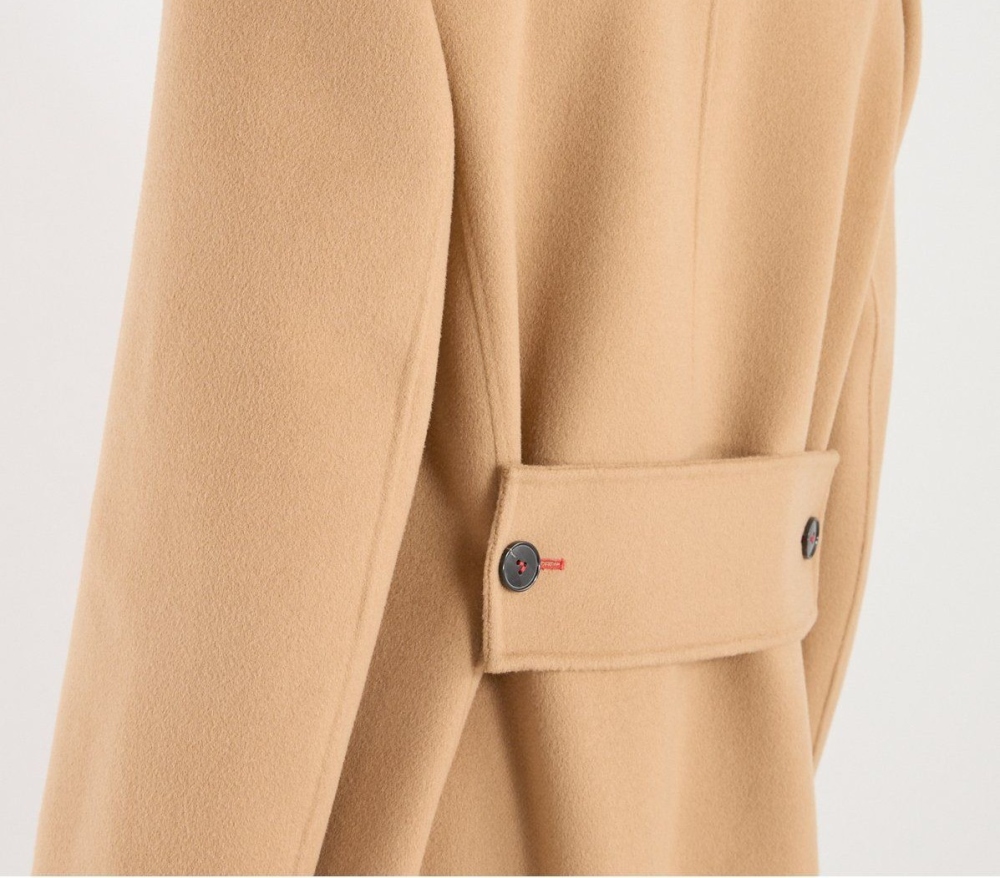 Эволюция поясного хлястика: от функции к акценту фото