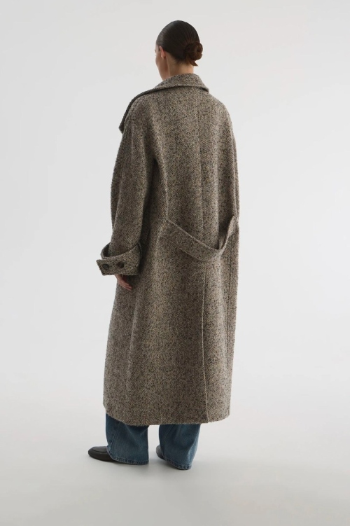 Эволюция поясного хлястика: от функции к акценту фото