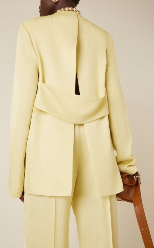 Эволюция поясного хлястика: от функции к акценту фото