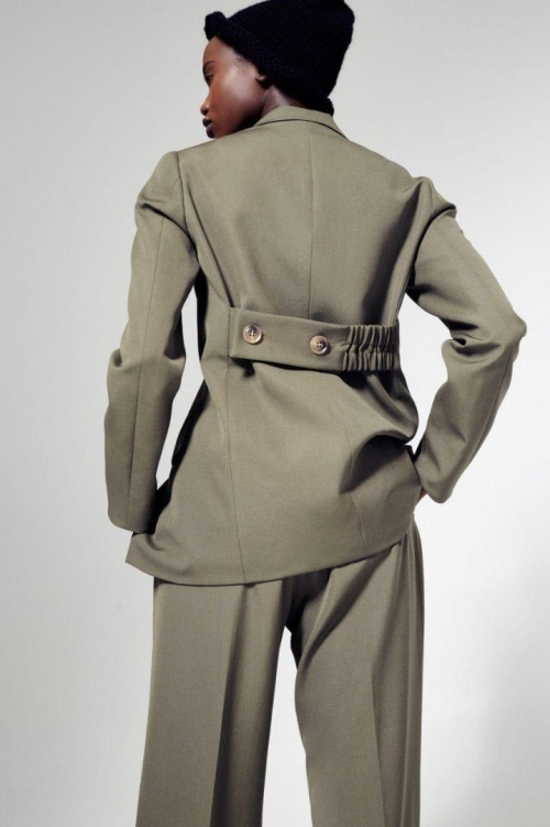 Эволюция поясного хлястика: от функции к акценту фото