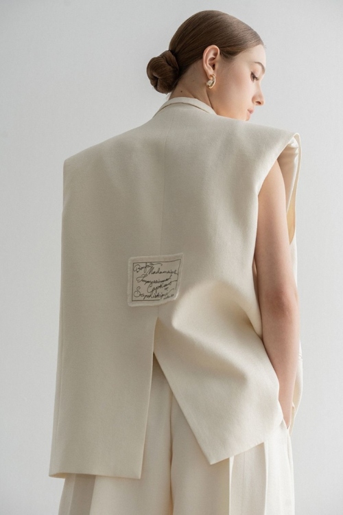 Эволюция поясного хлястика: от функции к акценту фото