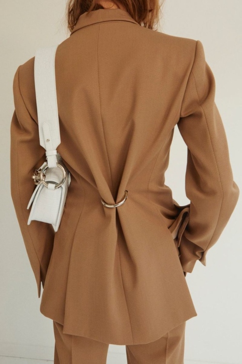 Эволюция поясного хлястика: от функции к акценту фото