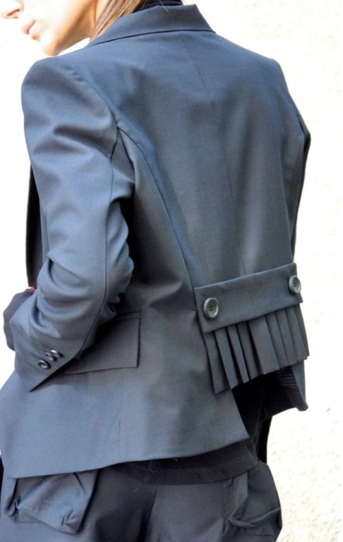 Эволюция поясного хлястика: от функции к акценту фото