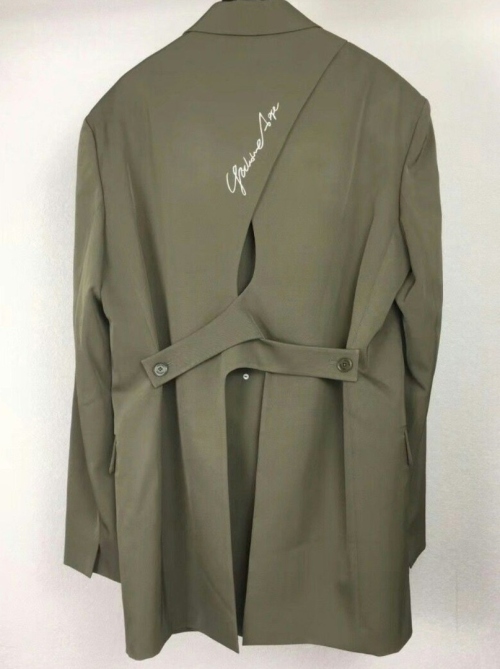 Эволюция поясного хлястика: от функции к акценту фото