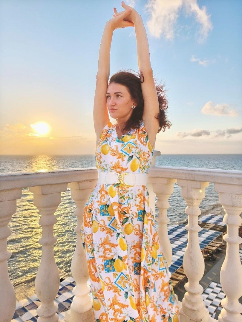 Летнее платье с лимончиками фото