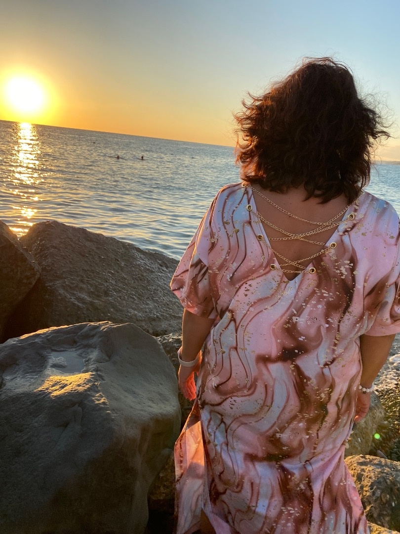 Платье с цепями на спине  фото