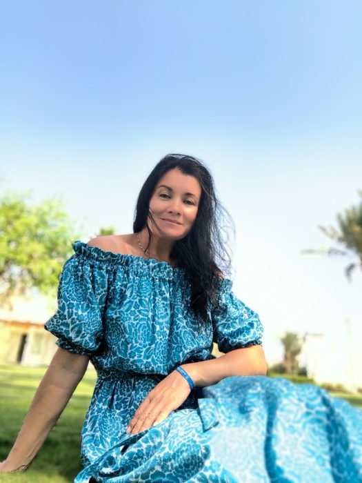 Платье с открытыми плечами