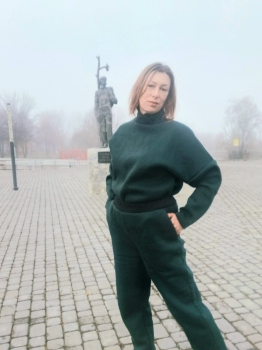 Базовый топ превращается в тёплую толстовку