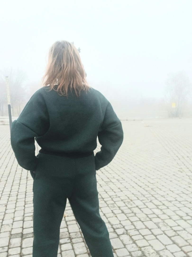 Базовый топ превращается в тёплую толстовку фото