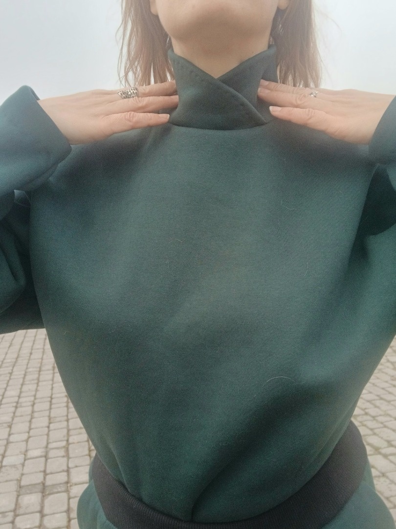 Базовый топ превращается в тёплую толстовку фото