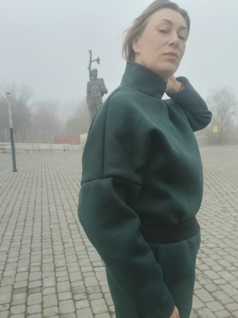 Базовый топ превращается в тёплую толстовку фото