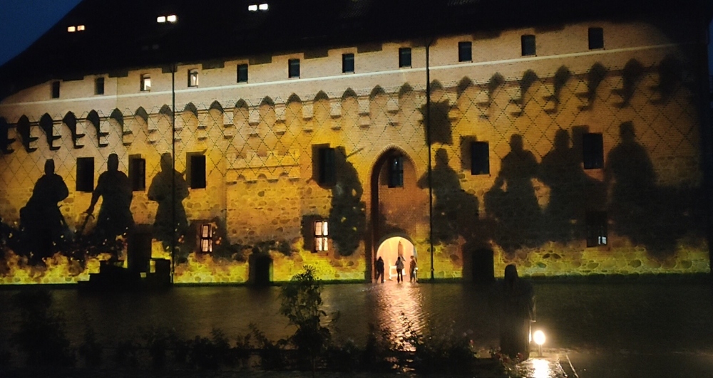 Осенний променад по замку Тапиау в костюме «Икигай» фото