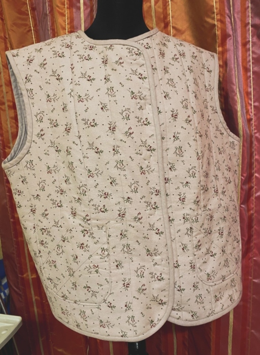 Жилетка с необычными деталями — для прекрасной женщины