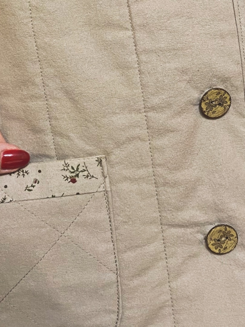 Жилетка с необычными деталями — для прекрасной женщины фото