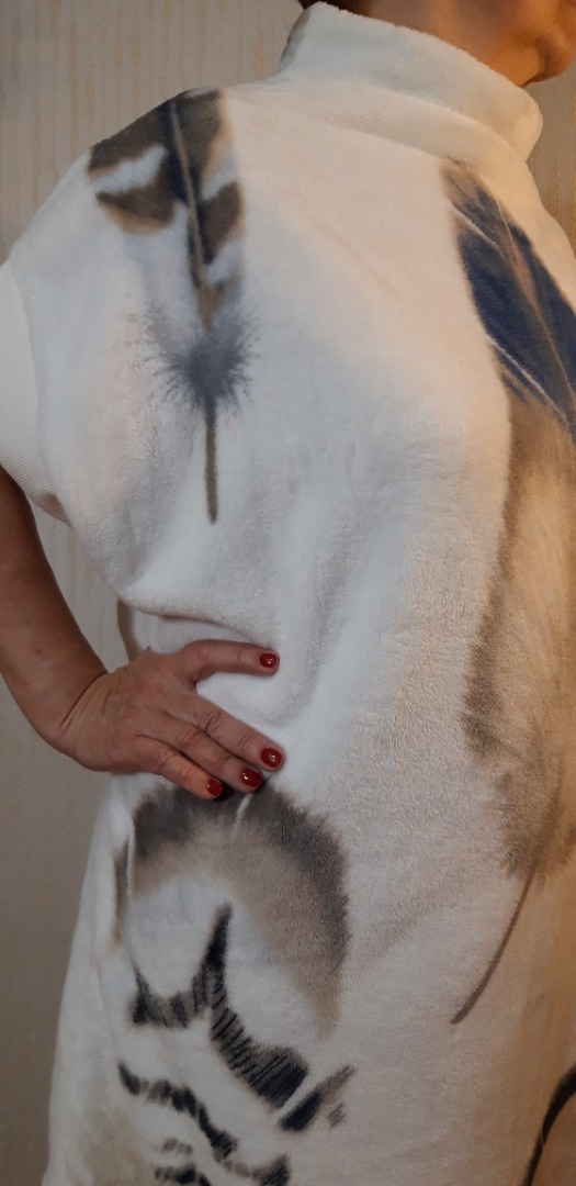 Объёмный жилет на основе топа соспущенным плечом фото