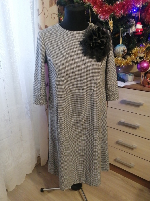 Платье с дизайнерскими вытачками без вышивки