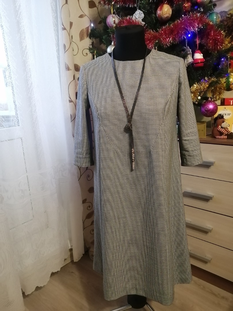 Платье с дизайнерскими вытачками без вышивки фото