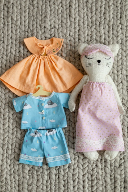 Выкройка кошки-сплюшки с набором одежды для сна. Коллекция с котиками «Миу»_normal